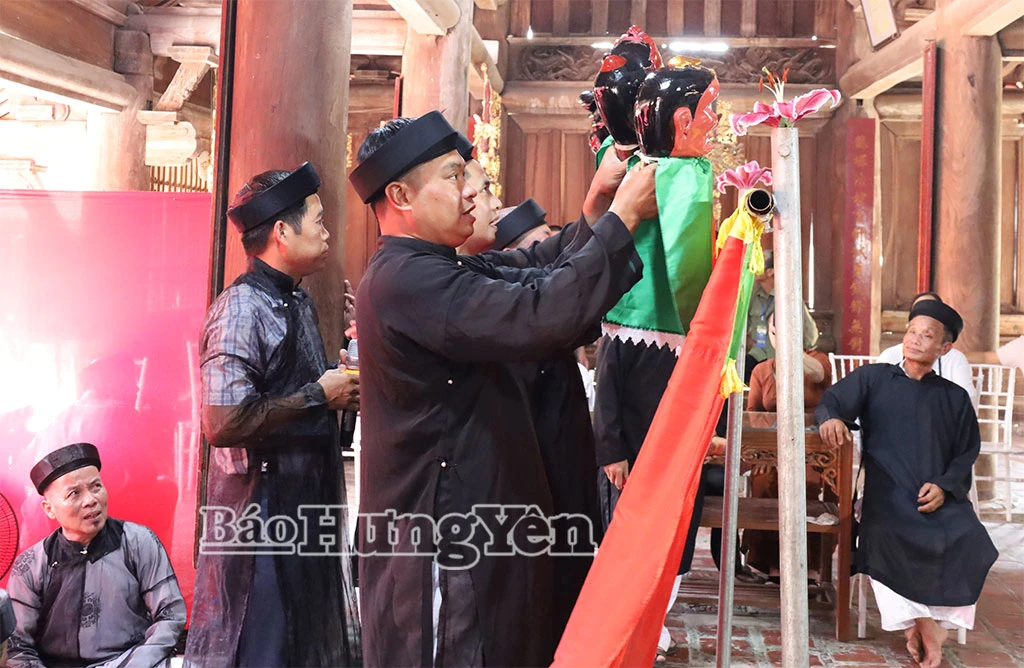 Các nghệ nhân biểu diễn múa rối cạn chầu Thánh tại lễ hội chùa Keo mùa Thu.