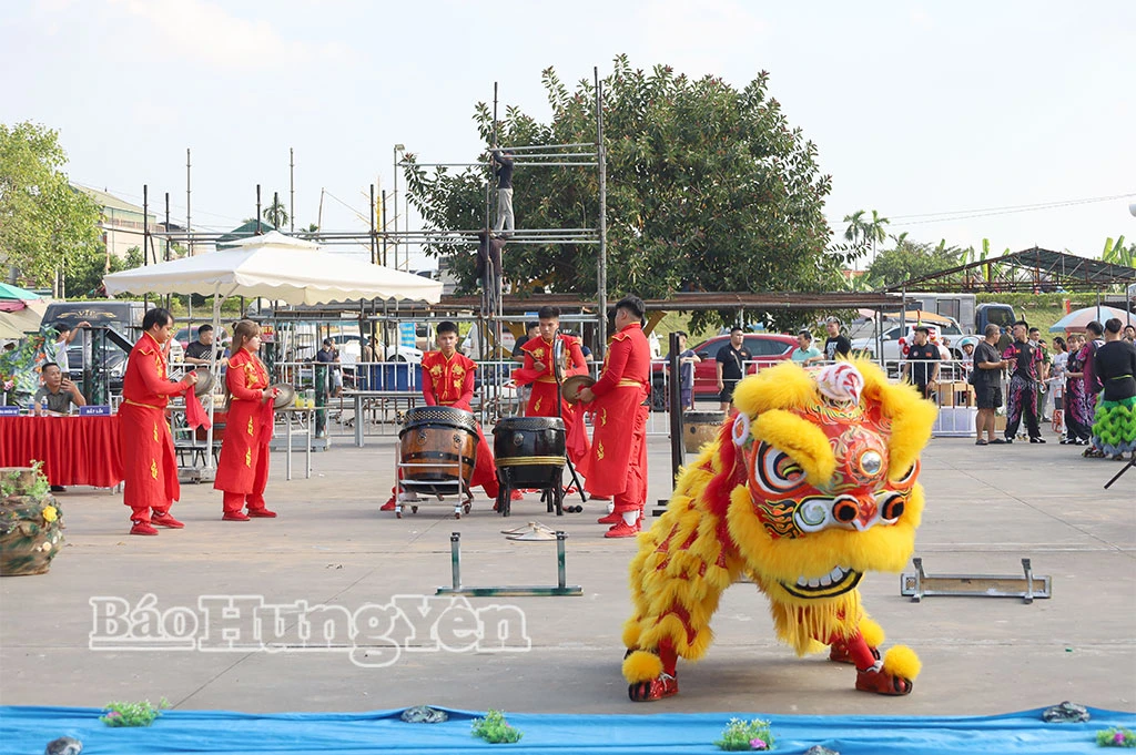 Thi đấu lân sư rồng tại lễ hội chùa Keo mùa Thu.