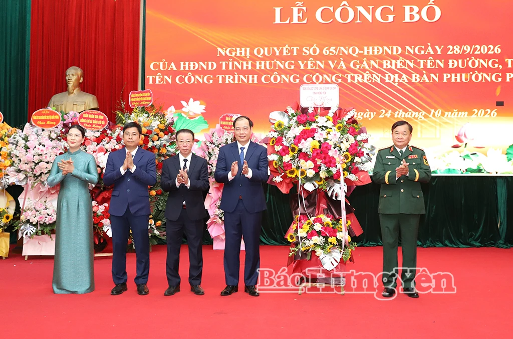 Thượng tướng Hoàng Xuân Chiến, nguyên Ủy viên Ban Chấp hành Trung ương Đảng, nguyên Thứ trưởng Bộ Quốc phòng tặng hoa chúc mừng tại lễ công bố.