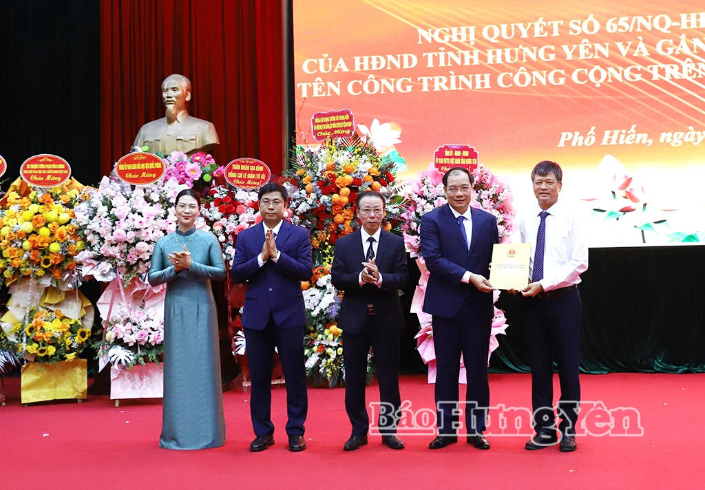 Đồng chí Lê Xuân Tiến, Ủy viên Ban Thường vụ Tỉnh ủy, Phó Chủ tịch Thường trực HĐND tỉnh trao Nghị quyết số 65/NQ - HĐND của HĐND tỉnh cho phường Phố Hiến.