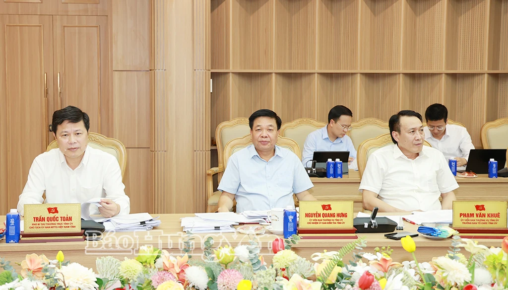 Đồng chí Trần Quốc Toản, Phó Bí thư Thường trực Tỉnh ủy, Chủ tịch Ủy ban MTTQ Việt Nam tỉnh và các đại biểu dự cuộc họp.