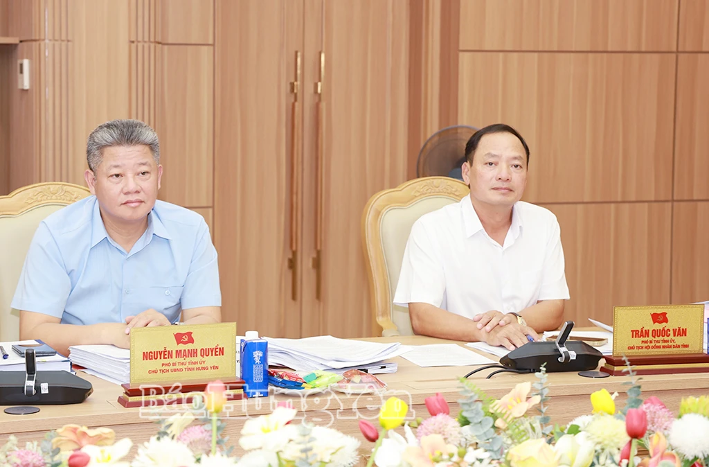 Các đồng chí: Trần Quốc Văn, Phó Bí thư Tỉnh ủy, Chủ tịch HĐND tỉnh; Nguyễn Mạnh Quyền, Phó Bí thư Tỉnh ủy, Chủ tịch UBND tỉnh dự cuộc họp.