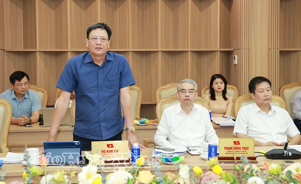 Đồng chí Vũ Kim Cứ, Ủy viên Ban Thường vụ Tỉnh ủy, Trưởng ban Quản lý khu kinh tế và các khu công nghiệp tỉnh phát biểu tại cuộc họp.