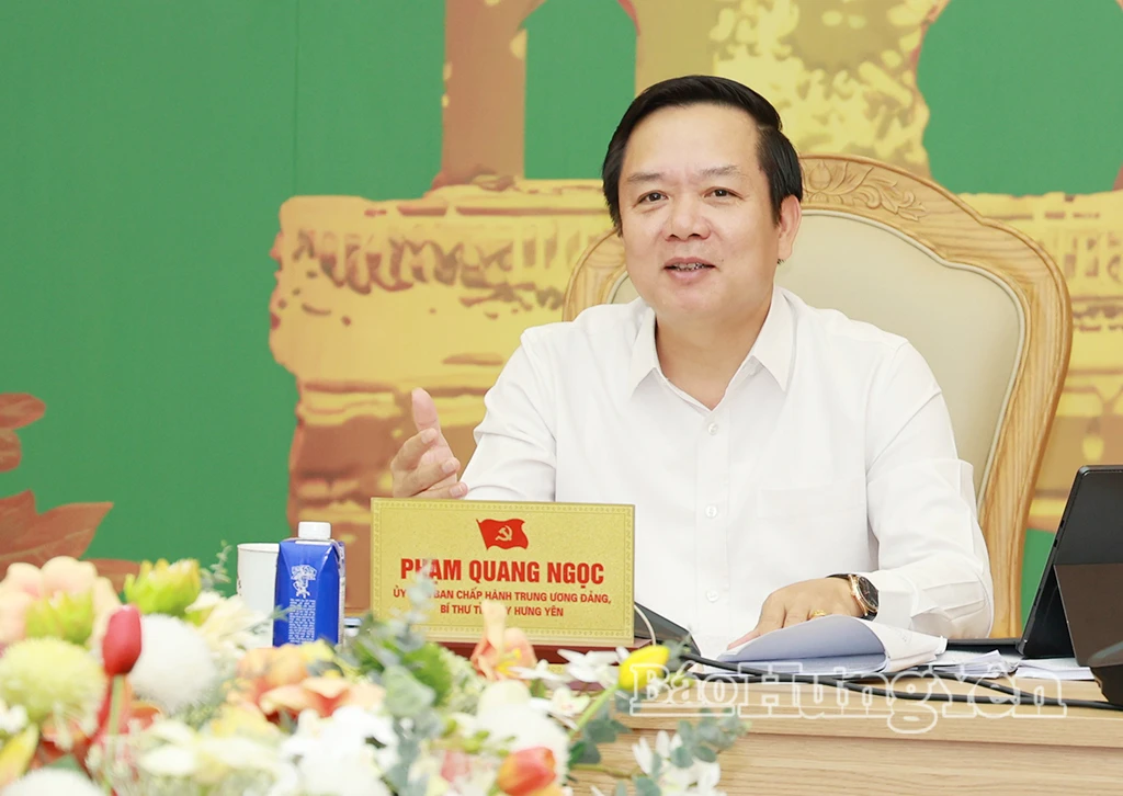 Đồng chí Phạm Quang Ngọc, Ủy viên Ban Chấp hành Trung ương Đảng, Bí thư Tỉnh ủy phát biểu tại cuộc họp.