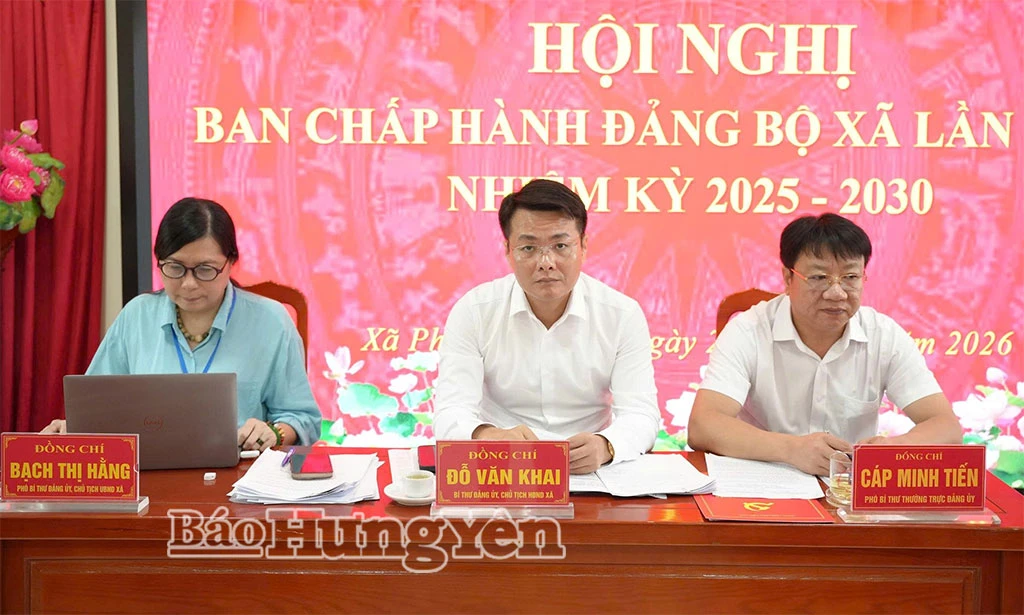 Các đồng chí lãnh đạo xã Phạm Ngũ Lão chủ trì hội nghị.