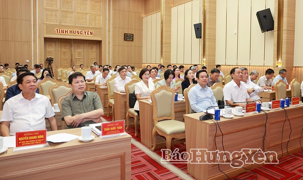 Các đồng chí lãnh đạo tỉnh và đại biểu dự hội nghị.