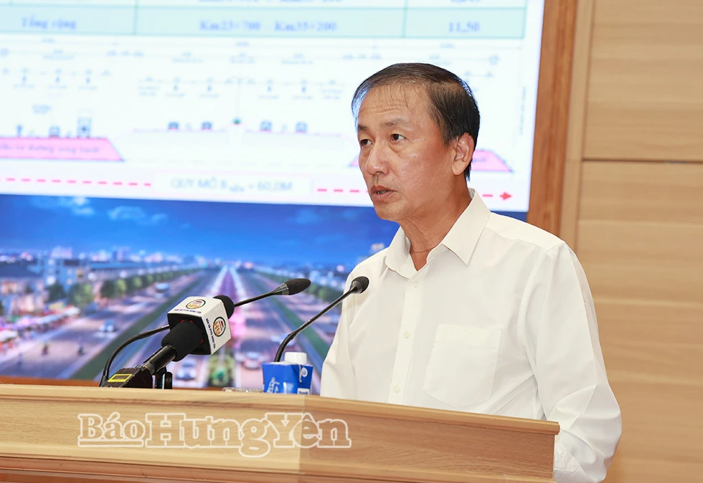 Đồng chí Nguyễn Hùng Nam, Phó Chủ tịch UBND tỉnh trình bày một số nội dung tại hội nghị.