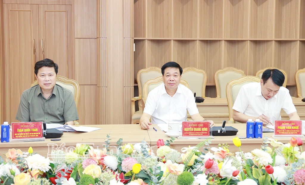 Đồng chí Trần Quốc Toản, Phó Bí thư Thường trực Tỉnh ủy, Chủ tịch Ủy ban MTTQ Việt Nam tỉnh và các đại biểu dự cuộc họp.