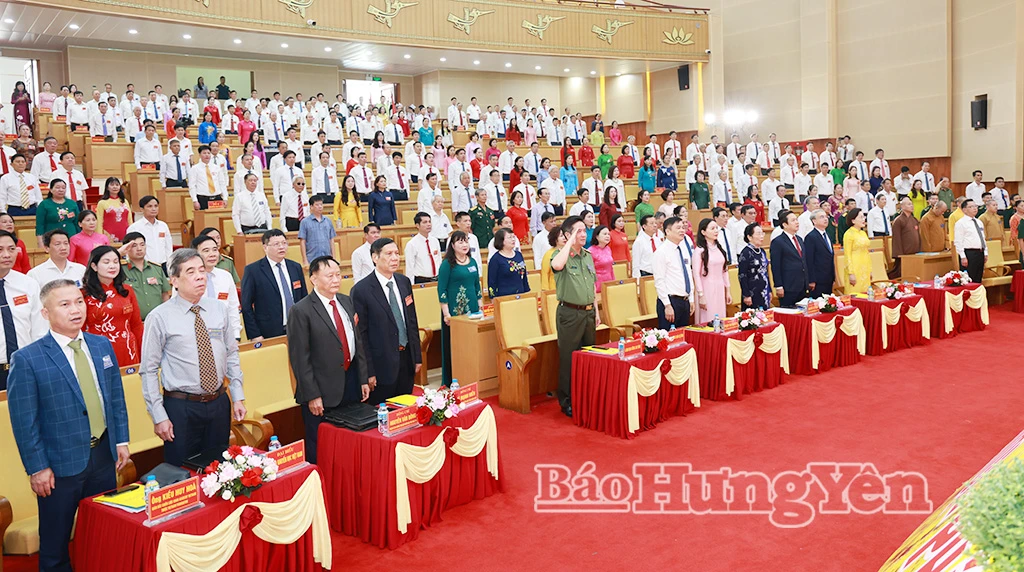 Các đại biểu thực hiện nghi lễ chào cờ tại Đại hội.