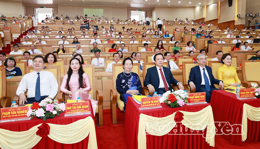 Các đồng chí: Nguyễn Thị Doan, nguyên Ủy viên Ban Chấp hành Trung ương Đảng, nguyên Phó Chủ tịch nước, Phó Chủ tịch không chuyên trách Ủy ban Trung ương MTTQ Việt Nam, Chủ tịch Hội Khuyến học Việt Nam; Phạm Quang Ngọc, Ủy viên Ban Chấp hành Trung ương Đảng, Bí thư Tỉnh ủy và đại biểu dự Đại hội.