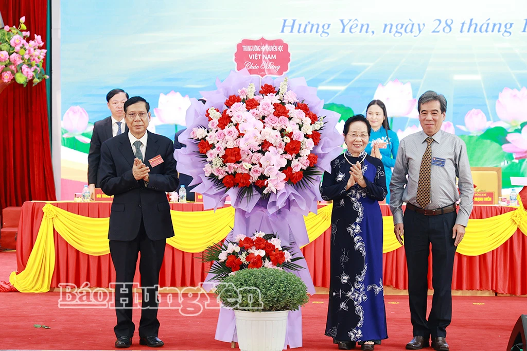 Đồng chí Nguyễn Thị Doan, nguyên Ủy viên Ban Chấp hành Trung ương Đảng, nguyên Phó Chủ tịch nước, Phó Chủ tịch không chuyên trách Ủy ban Trung ương MTTQ Việt Nam, Chủ tịch Hội Khuyến học Việt Nam tặng hoa chúc mừng Đại hội.