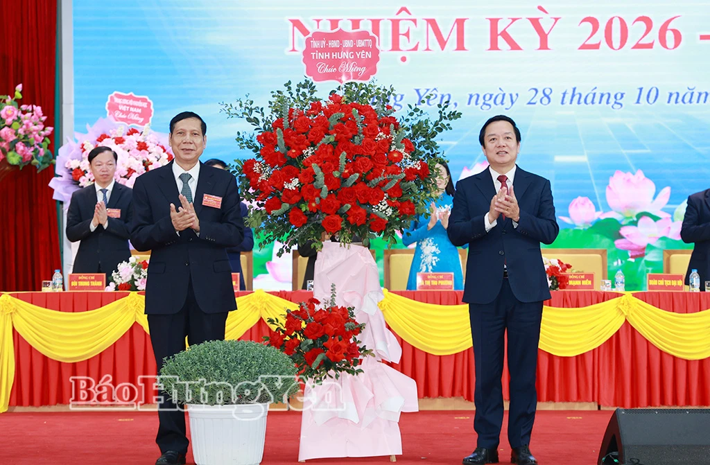 Đồng chí Phạm Quang Ngọc, Ủy viên Ban Chấp hành Trung ương Đảng, Bí thư Tỉnh ủy tặng hoa chúc mừng Đại hội.