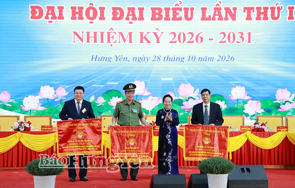 Đồng chí Nguyễn Thị Doan, nguyên Ủy viên Ban Chấp hành Trung ương Đảng, nguyên Phó Chủ tịch nước, Phó Chủ tịch không chuyên trách Ủy ban Trung ương MTTQ Việt Nam, Chủ tịch Hội Khuyến học Việt Nam trao Cờ thi đua xuất sắc tặng các tập thể có thành tích xuất sắc trong phong trào thi đua khuyến học, khuyến tài, xây dựng xã hội học tập nhân Đại hội đại biểu Hội Khuyến học tỉnh lần thứ I, nhiệm kỳ 2026 - 2031.