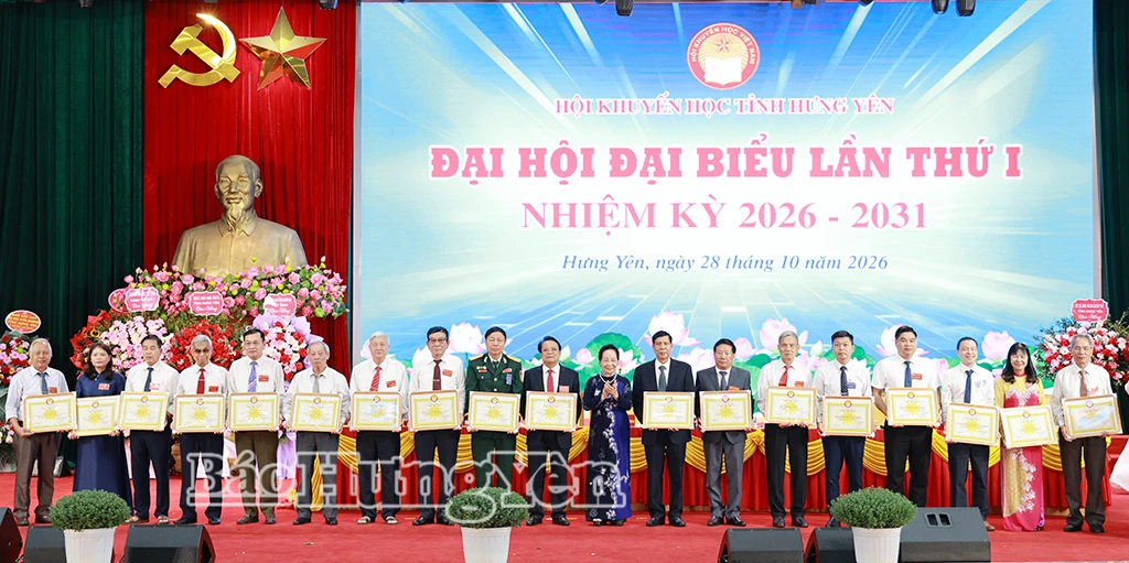 Đồng chí Nguyễn Thị Doan, nguyên Ủy viên Ban Chấp hành Trung ương Đảng, nguyên Phó Chủ tịch nước, Phó Chủ tịch không chuyên trách Ủy ban Trung ương MTTQ Việt Nam, Chủ tịch Hội Khuyến học Việt Nam trao Bằng khen của Trung ương Hội Khuyến học Việt Nam tặng các tập thể, cá nhân có thành tích xuất sắc trong phong trào thi đua khuyến học, khuyến tài, xây dựng xã hội học tập nhân Đại hội đại biểu Hội Khuyến học tỉnh lần thứ I, nhiệm kỳ 2026 - 2031.