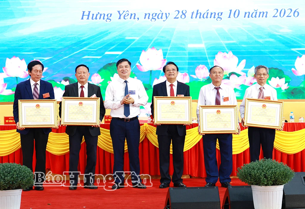 Đồng chí Phạm Văn Nghiêm, Phó Chủ tịch UBND tỉnh trao Bằng khen của Chủ tịch UBND tỉnh tặng các tập thể, cá nhân đã có thành tích xuất sắc trong công tác khuyến học, khuyến tài, xây dựng xã hội học tập giai đoạn 2021 – 2026.