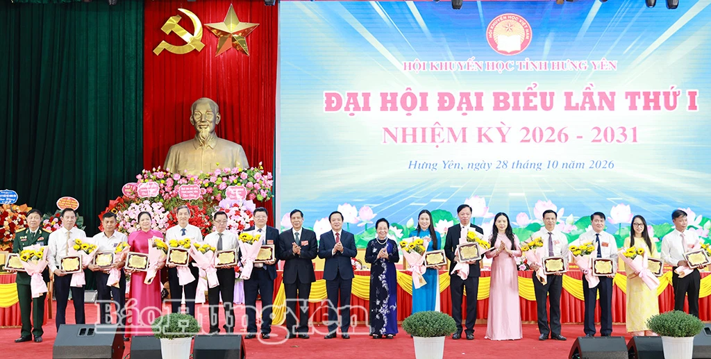 Các đồng chí: Nguyễn Thị Doan, nguyên Ủy viên Ban Chấp hành Trung ương Đảng, nguyên Phó Chủ tịch nước, Phó Chủ tịch không chuyên trách Ủy ban Trung ương MTTQ Việt Nam, Chủ tịch Hội Khuyến học Việt Nam; Phạm Quang Ngọc, Ủy viên Ban Chấp hành Trung ương Đảng, Bí thư Tỉnh ủy chụp ảnh lưu niệm cùng các tập thể, cá nhân được Hội Khuyến học tỉnh trao tặng bảng vàng vinh danh có nhiều đóng góp tiêu biểu cho công tác khuyến học, khuyến tài, xây dựng xã hội học tập.