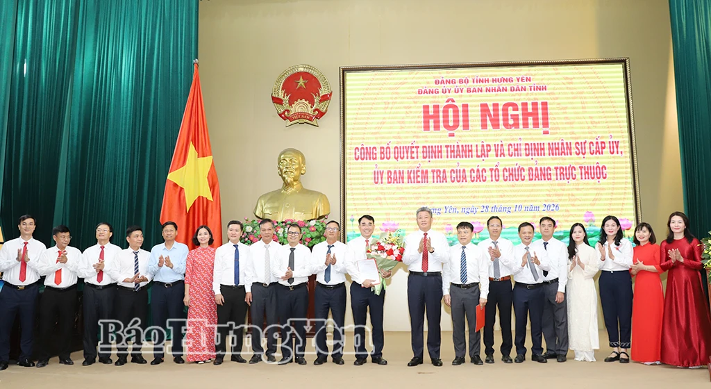 Đồng chí Nguyễn Mạnh Quyền, Phó Bí thư Tỉnh ủy, Bí thư Đảng ủy, Chủ tịch UBND tỉnh tặng hoa chúc mừng Đảng bộ Ban Quản lý dự án đầu tư xây dựng công trình giao thông.