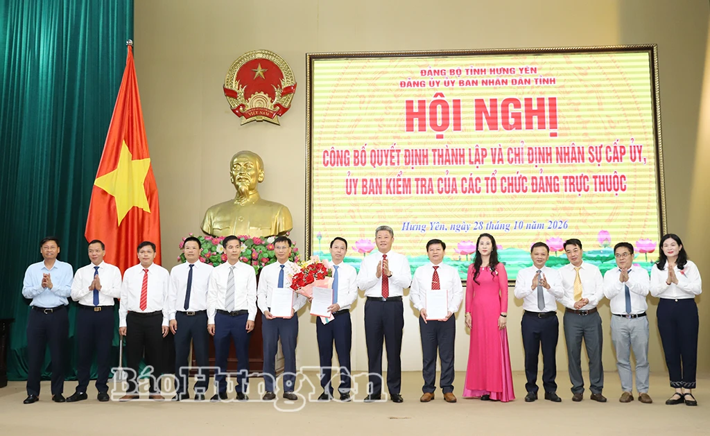 Đồng chí Nguyễn Mạnh Quyền, Phó Bí thư Tỉnh ủy, Bí thư Đảng ủy, Chủ tịch UBND tỉnh tặng hoa chúc mừng Đảng bộ Ban Quản lý dự án đầu tư xây dựng công trình nông nghiệp.