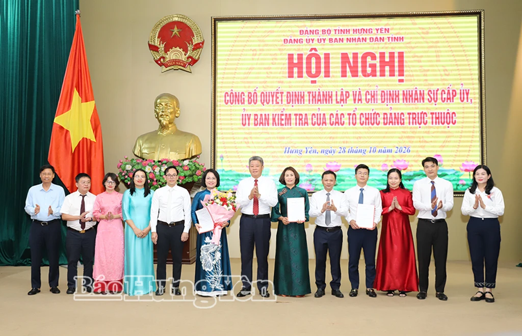 Đồng chí Nguyễn Mạnh Quyền, Phó Bí thư Tỉnh ủy, Bí thư Đảng ủy, Chủ tịch UBND tỉnh tặng hoa chúc mừng Đảng bộ Trung tâm Xúc tiến đầu tư, Thương mại và Du lịch.