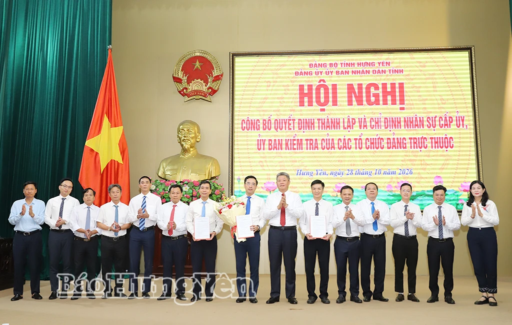 Đồng chí Nguyễn Mạnh Quyền, Phó Bí thư Tỉnh ủy, Bí thư Đảng ủy, Chủ tịch UBND tỉnh tặng hoa chúc mừng Đảng bộ Ban Quản lý dự án đầu tư xây dựng công trình dân dụng.