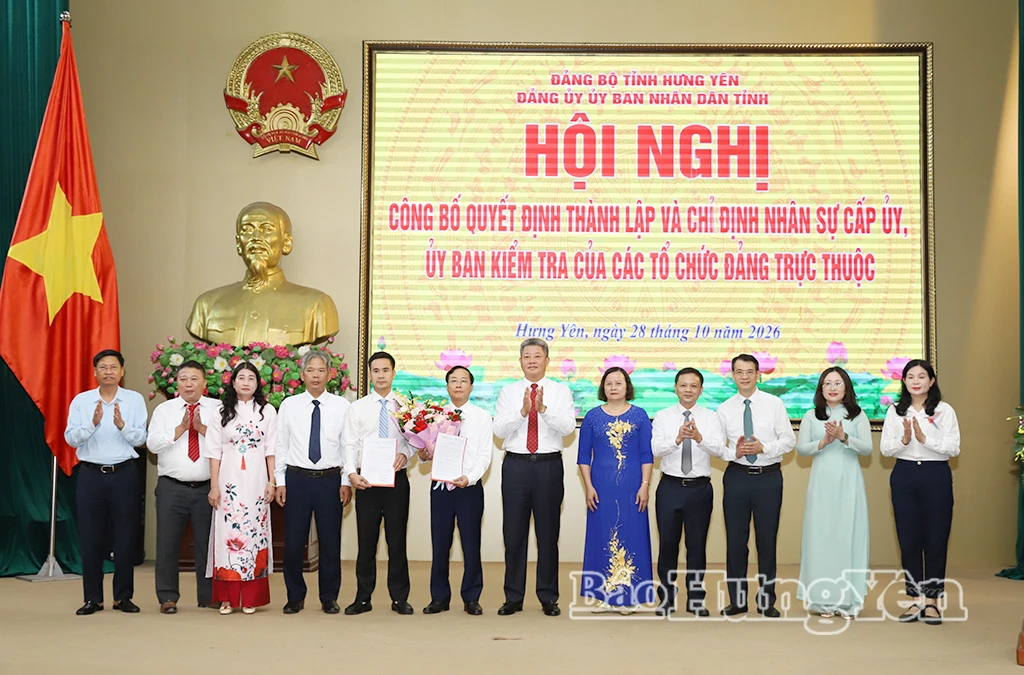 Đồng chí Nguyễn Mạnh Quyền, Phó Bí thư Tỉnh ủy, Bí thư Đảng ủy, Chủ tịch UBND tỉnh tặng hoa chúc mừng Đảng bộ Trung tâm Phát triển quỹ đất tỉnh.