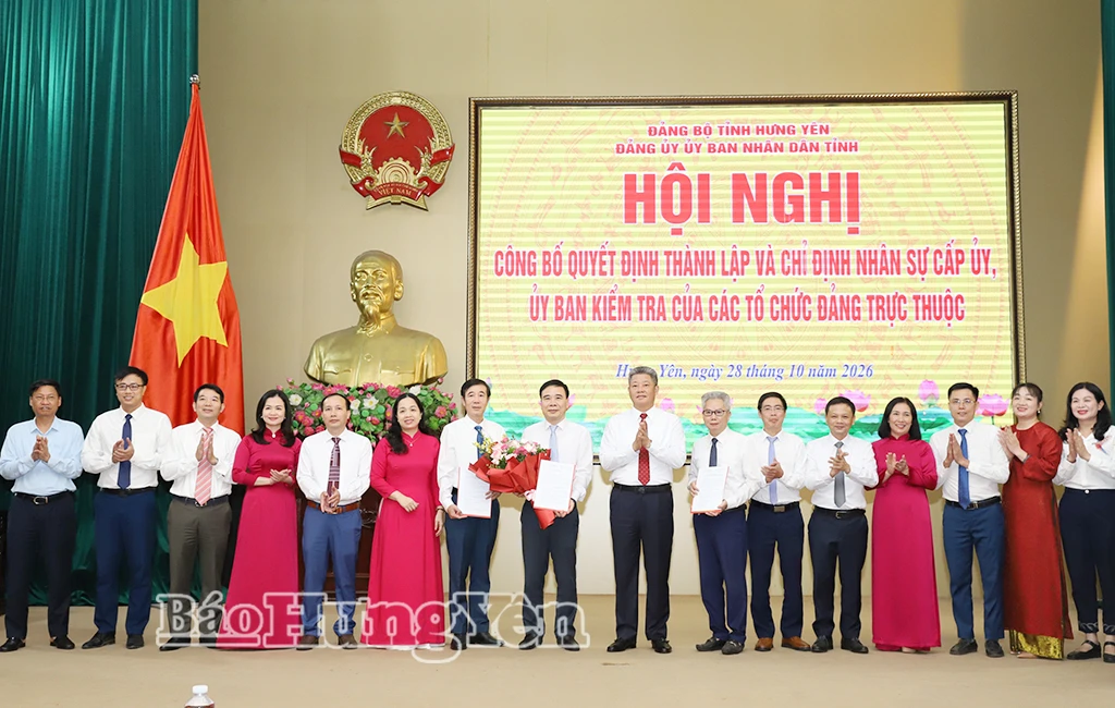 Đồng chí Nguyễn Mạnh Quyền, Phó Bí thư Tỉnh ủy, Bí thư Đảng ủy, Chủ tịch UBND tỉnh tặng hoa chúc mừng Đảng bộ Trường Cao đẳng Y tế Thái Bình.