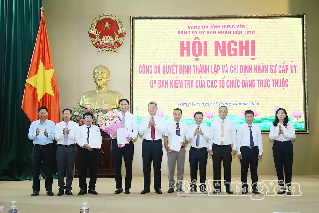 Đồng chí Nguyễn Mạnh Quyền, Phó Bí thư Tỉnh ủy, Bí thư Đảng ủy, Chủ tịch UBND tỉnh tặng hoa chúc mừng Đảng bộ Trường Cao đẳng Hưng Yên.