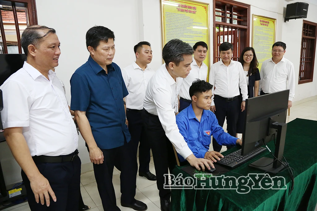 Đồng chí Nguyễn Văn Chiến, Phó Trưởng ban Tuyên giáo Trung ương hướng dẫn kỹ năng thao tác công nghệ thông tin tại điểm “Bình dân học vụ số” tổ 5 Bồ Xuyên, Thái Bình.