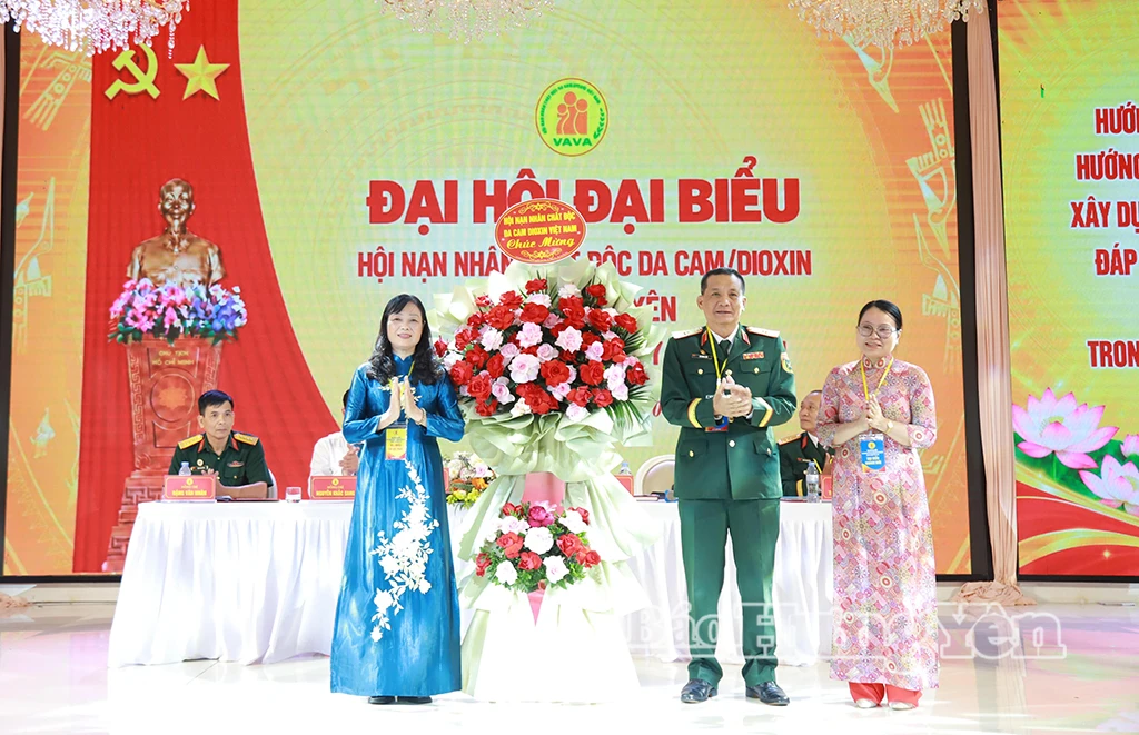 Thiếu tướng Đỗ Hồng Lâm, Phó Chủ tịch Thường trực Trung ương Hội Nạn nhân chất độc da cam/dioxin Việt Nam tặng hoa chúc mừng Đại hội.