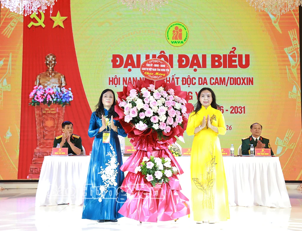 Đồng chí Ngô Thị Kim Hoàn, Ủy viên Ban Thường vụ Tỉnh ủy, Phó Chủ tịch Thường trực Ủy ban MTTQ Việt Nam tỉnh tặng hoa chúc mừng Đại hội.