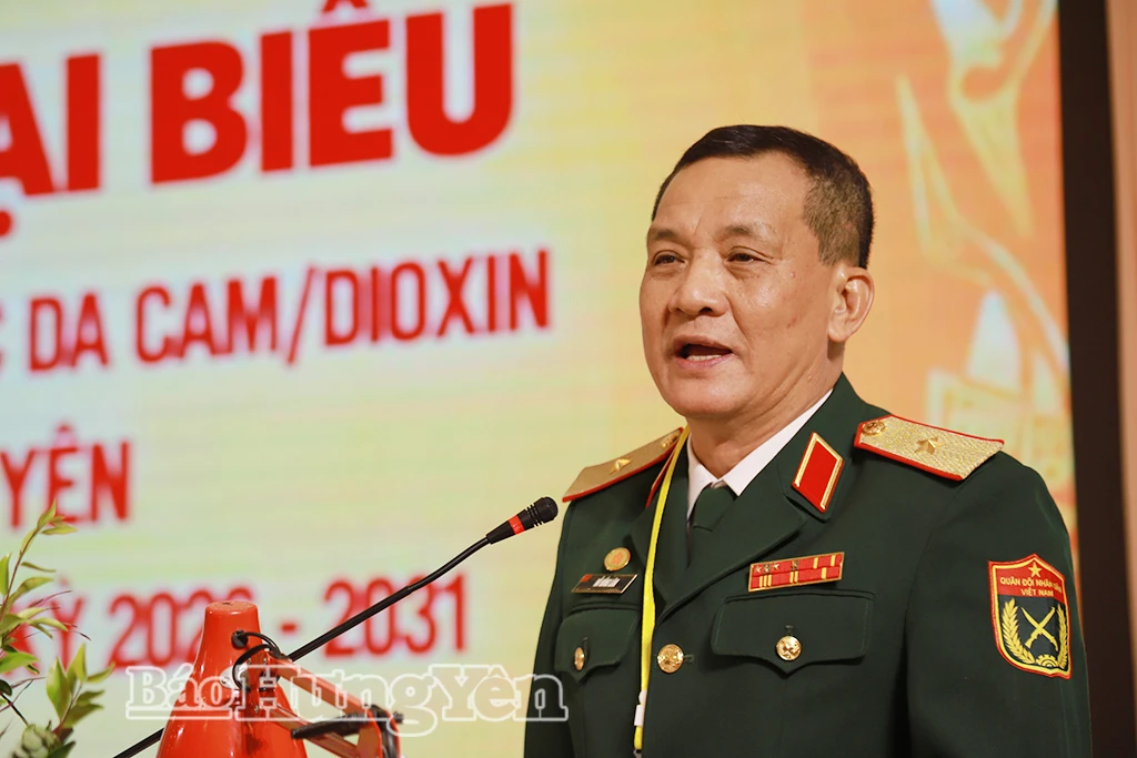 Thiếu tướng Đỗ Hồng Lâm, Phó Chủ tịch Thường trực Trung ương Hội Nạn nhân chất độc da cam/dioxin Việt Nam phát biểu tại Đại hội.