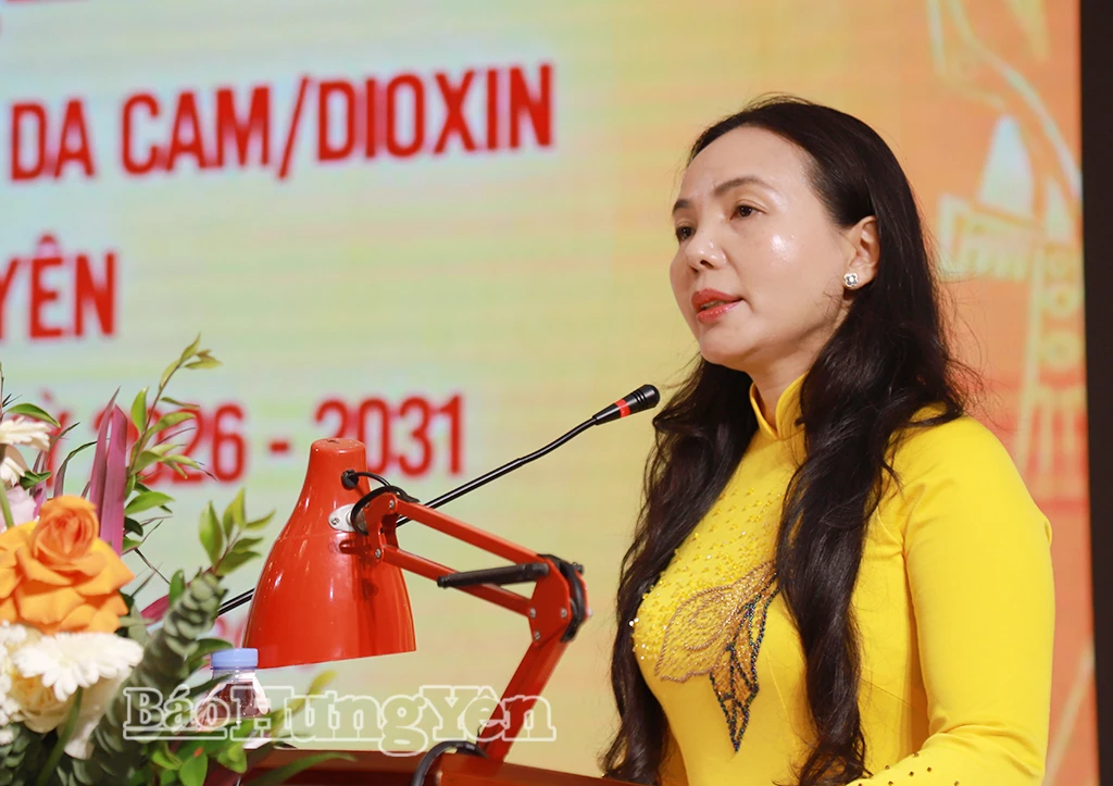 Đồng chí Ngô Thị Kim Hoàn, Ủy viên Ban Thường vụ Tỉnh ủy, Phó Chủ tịch Thường trực Ủy ban MTTQ Việt Nam tỉnh phát biểu tại Đại hội.