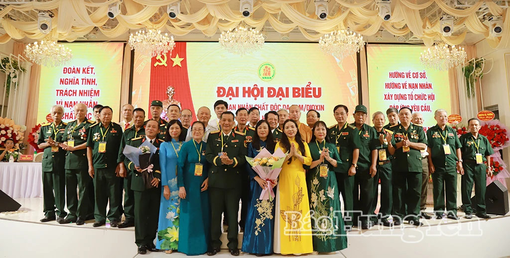 Thiếu tướng Đỗ Hồng Lâm, Phó Chủ tịch Thường trực Trung ương Hội Nạn nhân chất độc da cam/dioxin Việt Nam và đồng chí Ngô Thị Kim Hoàn, Ủy viên Ban Thường vụ Tỉnh ủy, Phó Chủ tịch Thường trực Ủy ban MTTQ Việt Nam tỉnh tặng hoa chúc mừng Ban Chấp hành Hội Nạn nhân chất độc da cam/dioxin tỉnh khóa I, nhiệm kỳ 2026 - 2031.