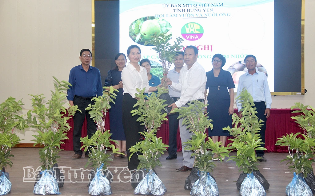 Lãnh đạo Hội Làm vườn và Nuôi ong tỉnh trao tặng cây giống ổi Bo, hồng xiêm nhót cho đại diện Hội Làm vườn phường Trà Lý.