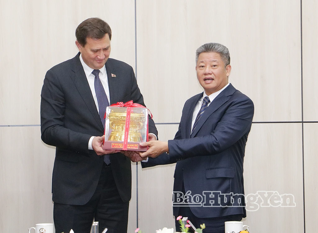 Đồng chí Nguyễn Mạnh Quyền, Phó Bí thư Tỉnh ủy, Chủ tịch UBND tỉnh tặng quà lưu niệm cho Bộ trưởng Bộ Ngoại giao Cộng hòa Belarus Maxim Ryzhenkov.