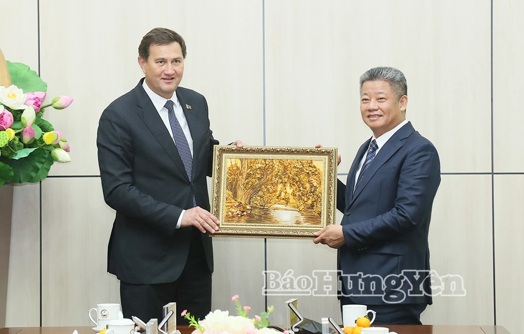 Bộ trưởng Bộ Ngoại giao Cộng hòa Belarus Maxim Ryzhenkov tặng quà lưu niệm cho đồng chí Nguyễn Mạnh Quyền, Phó Bí thư Tỉnh ủy, Chủ tịch UBND tỉnh.