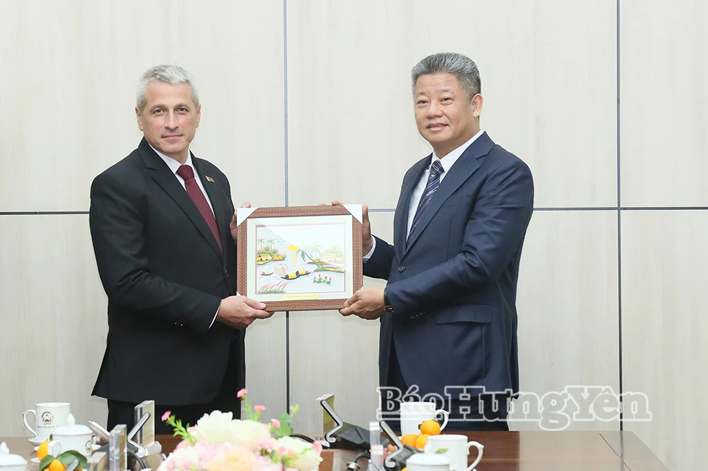 Đồng chí Nguyễn Mạnh Quyền, Phó Bí thư Tỉnh ủy, Chủ tịch UBND tỉnh tặng quà lưu niệm cho Đại sứ đặc mệnh toàn quyền Cộng hòa Belarus tại Việt Nam.