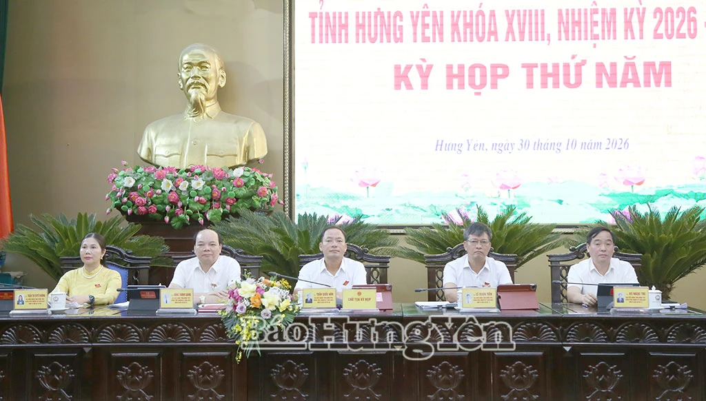 Đoàn Chủ tọa kỳ họp.