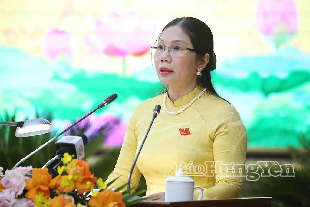 Đồng chí Trần Thị Tuyết Hương, Phó Chủ tịch HĐND tỉnh thông qua dự kiến nội dung, chương trình kỳ họp.