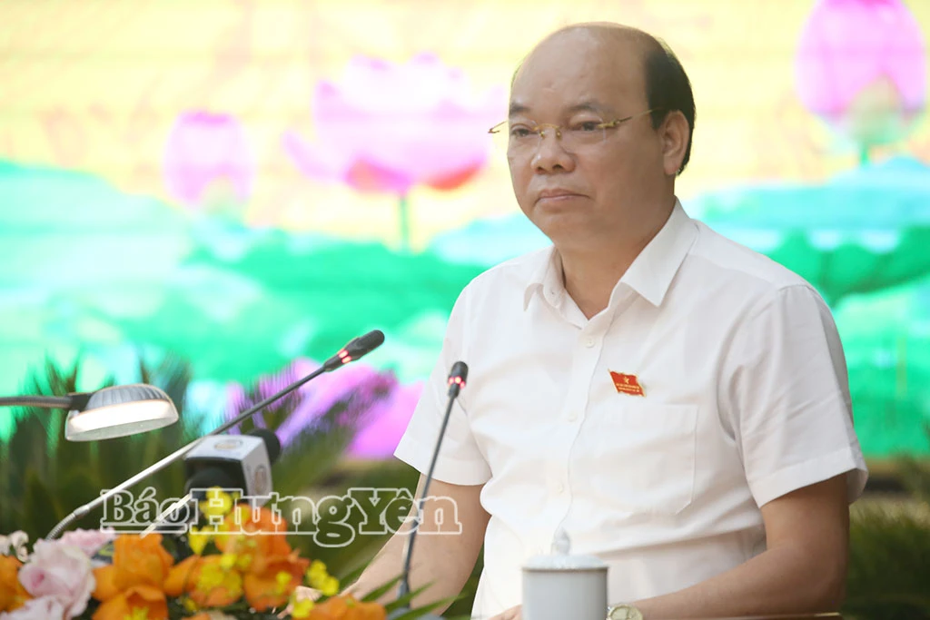 Đồng chí Đặng Thanh Giang, Ủy viên Ban Thường vụ Tỉnh ủy, Phó Chủ tịch HĐND tỉnh điều hành nội dung báo cáo thẩm tra của các Ban HĐND tỉnh đối với các dự thảo tờ trình, nghị quyết do UBND tỉnh trình tại kỳ họp.