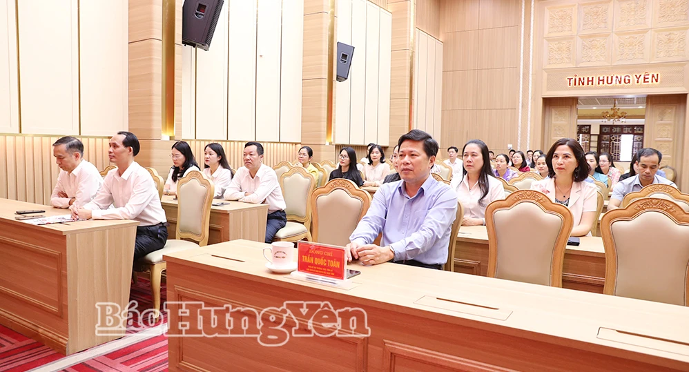 Đồng chí Trần Quốc Toản, Phó Bí thư Thường trực Tỉnh ủy, Chủ tịch Ủy ban MTTQ Việt Nam tỉnh và các đại biểu dự hội nghị.