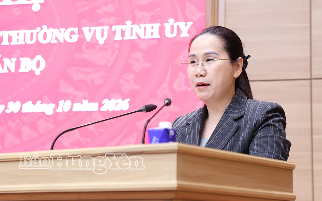 Đại diện lãnh đạo Ban Tổ chức Tỉnh ủy công bố quyết định của Ban Thường vụ Tỉnh ủy bổ nhiệm đồng chí Vương Quang Hưng giữ chức Phó Chánh Văn phòng Tỉnh ủy.
