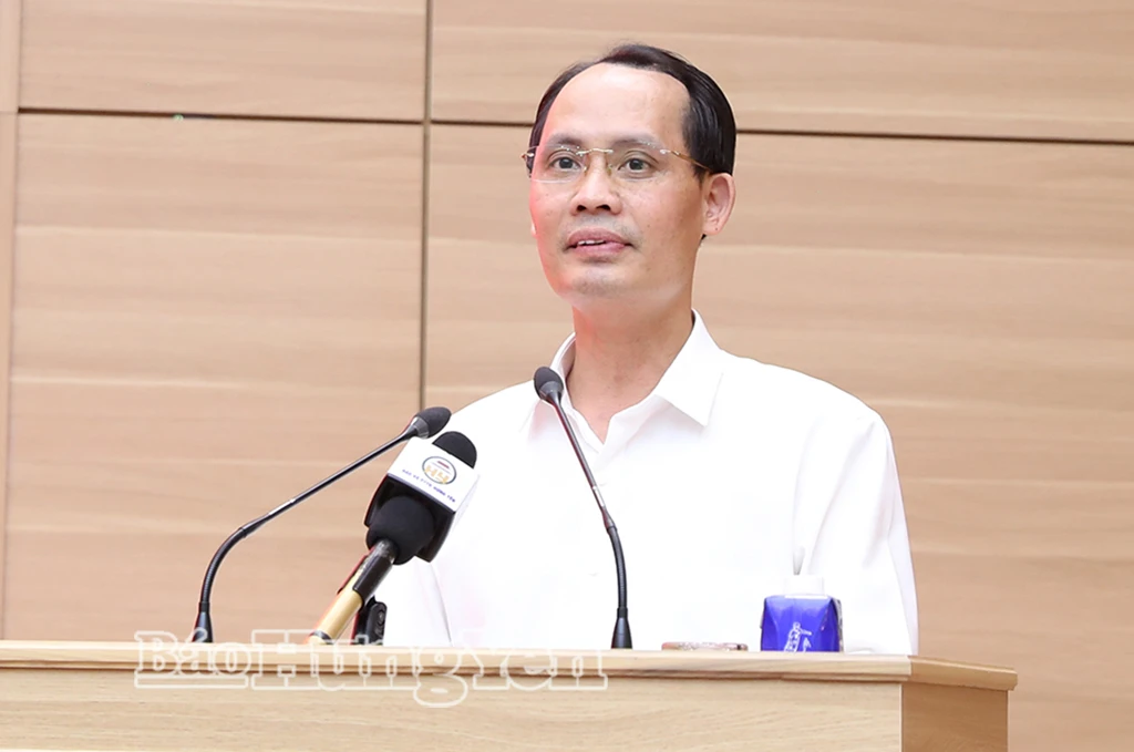 Đồng chí Vương Quang Hưng, Phó Chánh Văn phòng Tỉnh ủy phát biểu nhận nhiệm vụ.