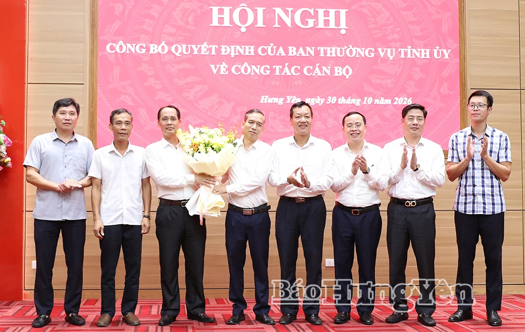 Cán bộ, lãnh đạo Văn phòng Tỉnh ủy tặng hoa chúc mừng đồng chí Vương Quang Hưng.