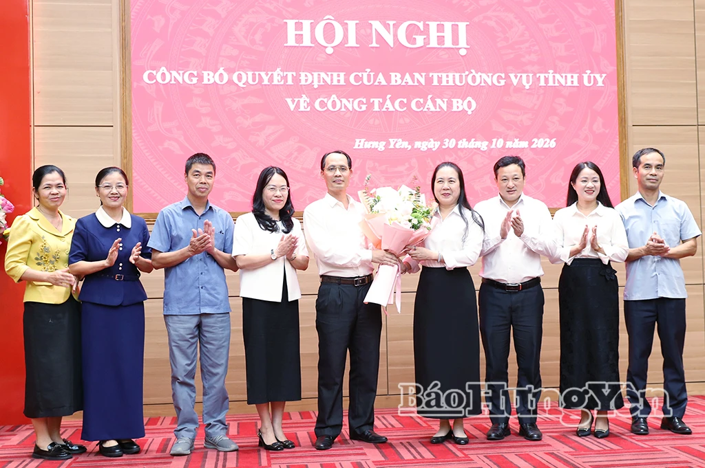 Cán bộ, lãnh đạo Ban Tuyên giáo Tỉnh ủy tặng hoa chúc mừng đồng chí Vương Quang Hưng.