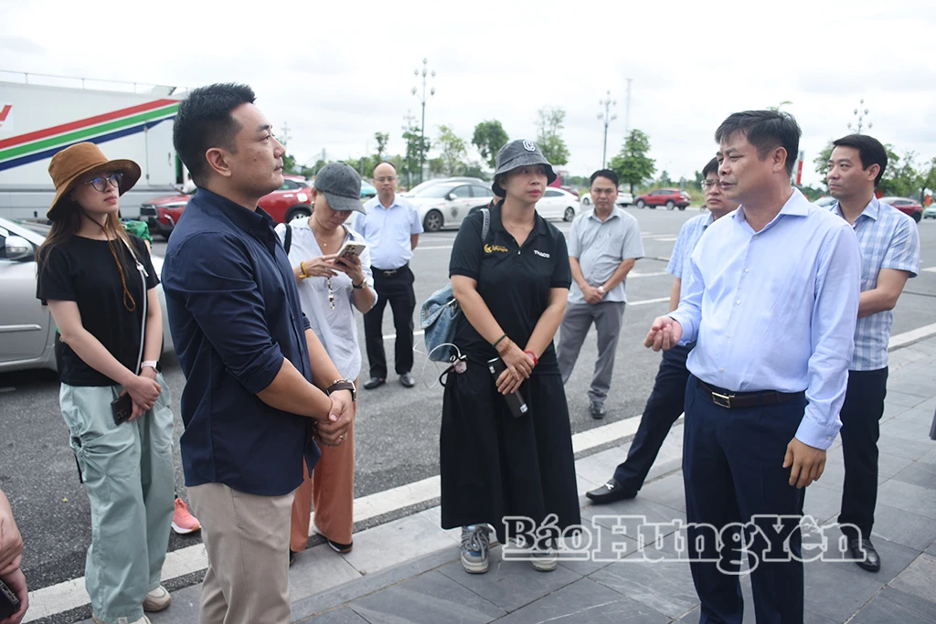 Đồng chí Phạm Văn Nghiêm, Phó Chủ tịch UBND tỉnh trao đổi với đại diện Đài Truyền hình Việt Nam về kế hoạch tổ chức buổi truyền hình trực tiếp.