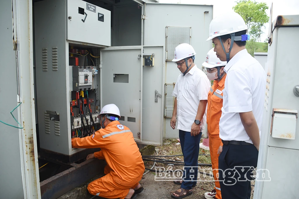Công ty Điện lực Hưng Yên chuẩn bị hệ thống điện phục vụ buổi truyền hình trực tiếp.
