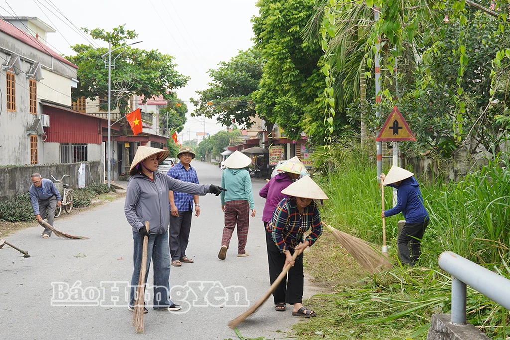 Nhân dân thôn Thái Thuần (xã Nam Thái Ninh) tham gia dọn dẹp vệ sinh chuẩn bị ngày bầu cử trưởng thôn nhiệm kỳ 2026-2031.