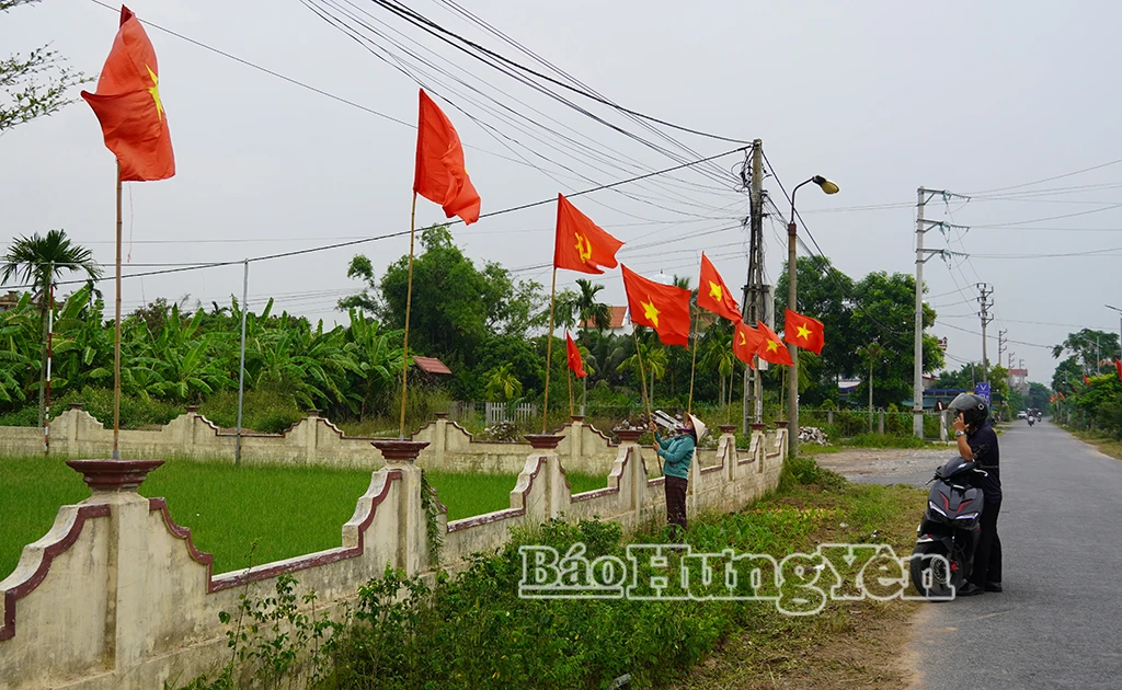 Nhân dân thôn Thái Thuần (xã Nam Thái Ninh) cắm cờ, trang trí nhà văn hóa chuẩn bị ngày bầu cử trưởng thôn nhiệm kỳ 2026-2031.