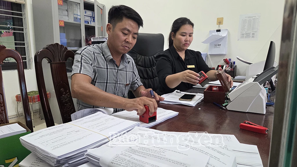 Ban Chỉ đạo bầu cử trưởng thôn trên địa bàn xã Nam Thái Ninh rà soát, đóng dấu phiếu lấy ý kiến hộ gia đình phục vụ công tác bầu trưởng thôn.